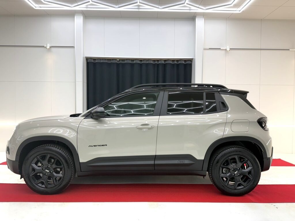 grants-avenger-13 - SystemXセラミックコーティング|米国製特殊コーティング 施工後のJeep アベンジャー(サイド)